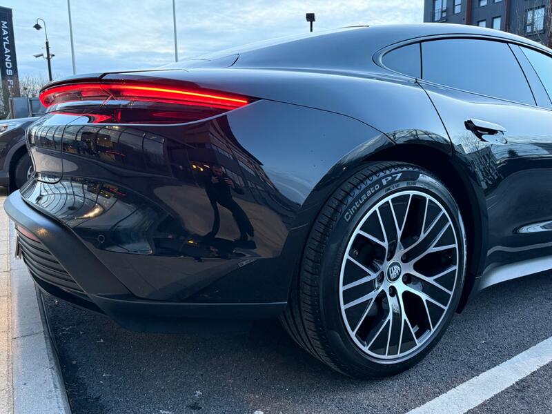 PORSCHE TAYCAN