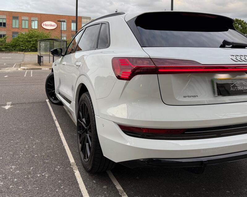 AUDI E-TRON