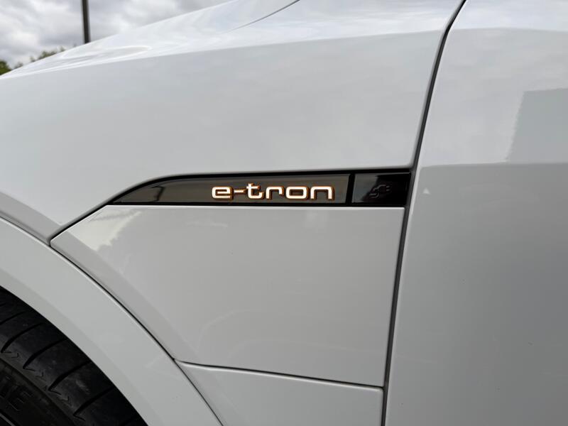 AUDI E-TRON