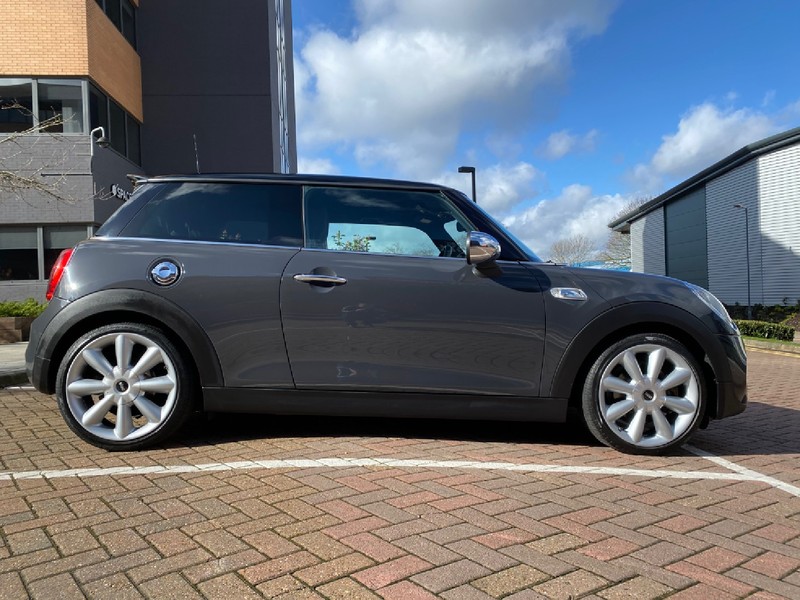 MINI HATCHBACK