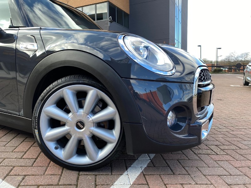MINI HATCHBACK