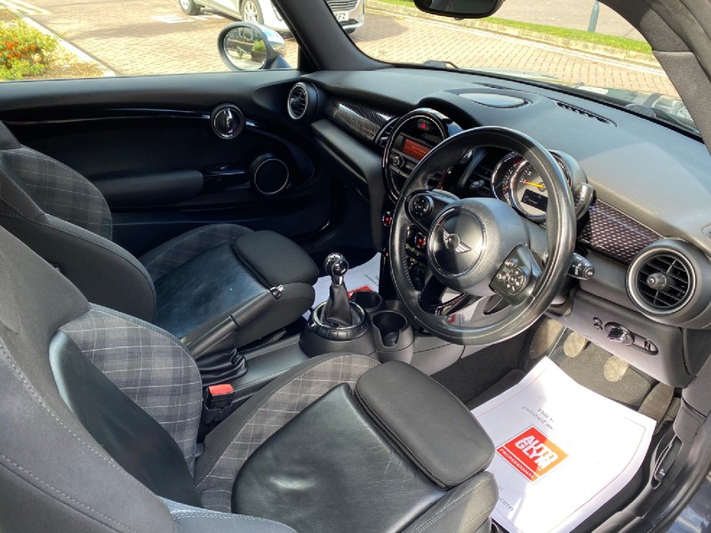 MINI HATCHBACK