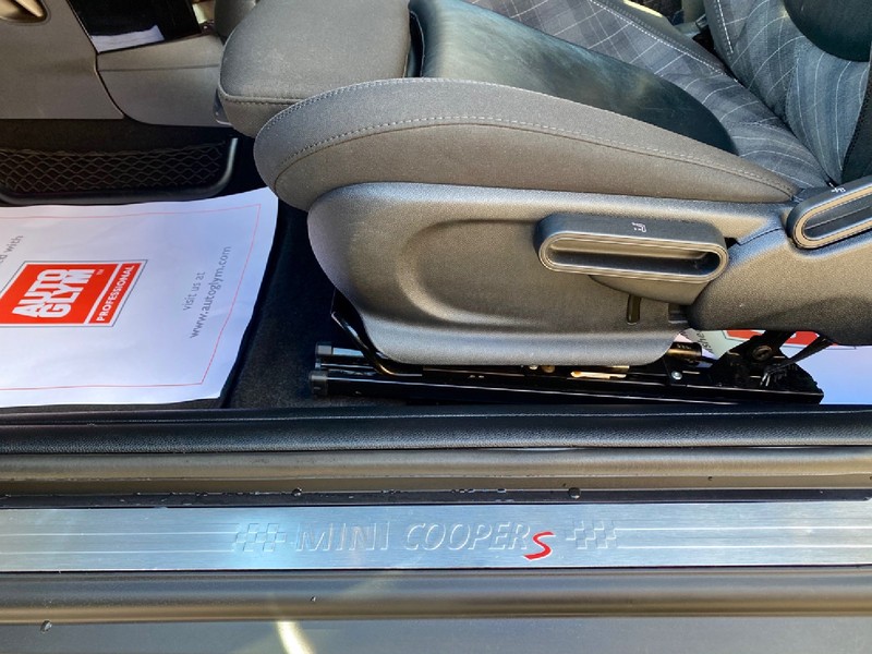 MINI HATCHBACK