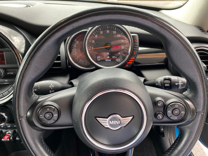 MINI HATCHBACK