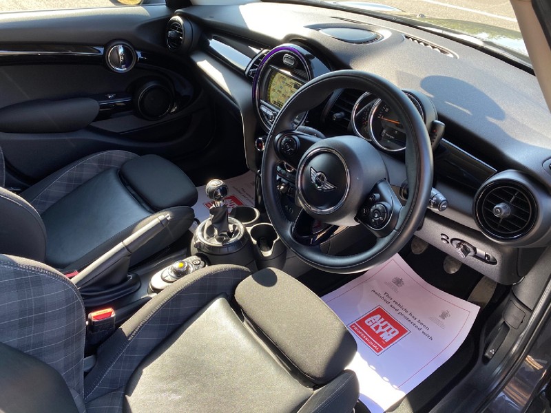 MINI HATCHBACK