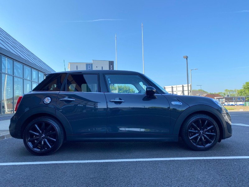 MINI HATCHBACK