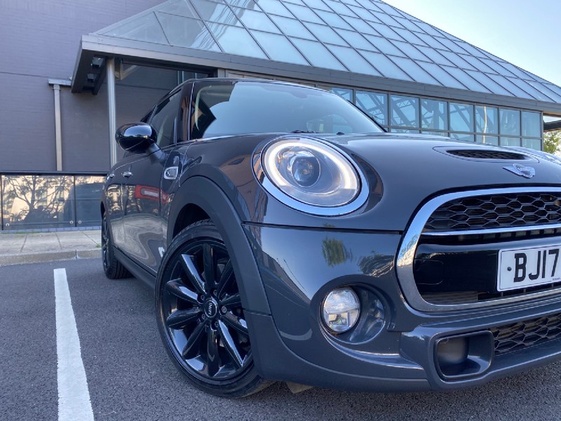 MINI HATCHBACK