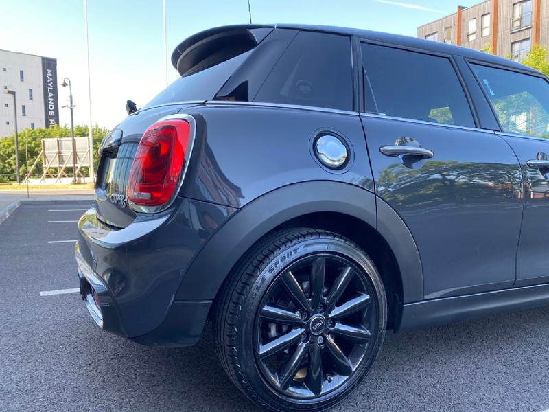 MINI HATCHBACK